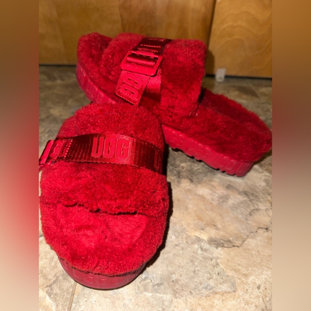 UGG FLUFFITA SLIDE WOMEN SLIDE Cherry Red Size 8